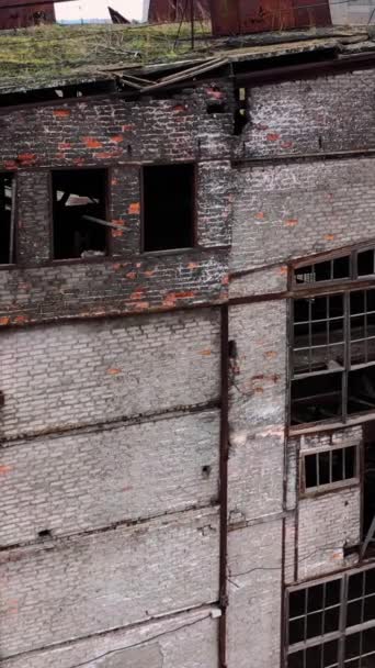战争期间废弃的建筑 被砸坏窗户的建筑物 在被破坏的建筑之外 垂直录像 — 图库视频影像