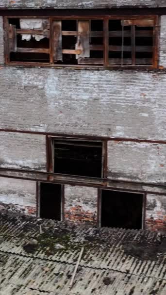 被损坏的房子窗户破了 战后被遗弃的地方 在军事行动期间空房子的外面 垂直录像 — 图库视频影像