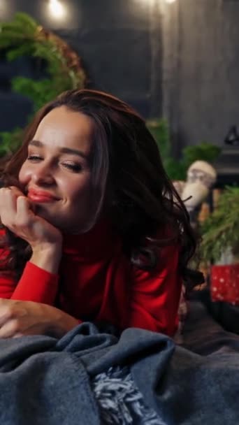 Mujer Feliz Decoraciones Navidad Fondo Mujer Joven Suéter Rojo Está — Vídeos de Stock