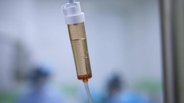 Damardan damlayan damarlar odak noktasında. İlaçlar tezgaha hızla damlıyor. Kapatın. Bulanık arkaplan.