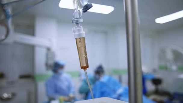 Vloeistof Druipt Snel Druppelteller Intraveneus Infuus Operatiekamer Tijdens Operatie — Stockvideo