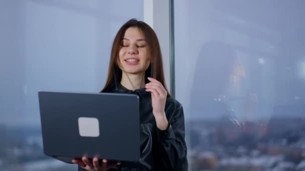 Empreendedora Ocupada Coloca Óculos Olhando Para Laptop Suas Mãos Lady — Vídeo de Stock