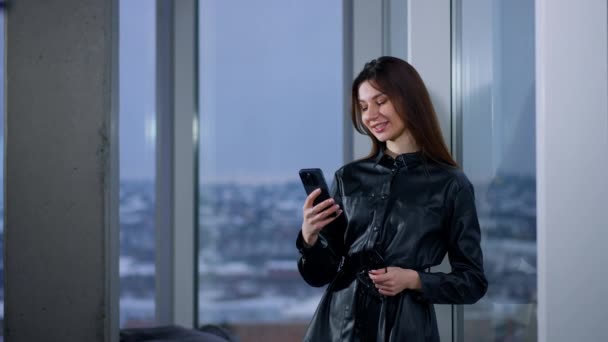 Sorrindo Senhora Positiva Camisa Couro Olhando Para Telefone Mulher Negócios — Vídeo de Stock