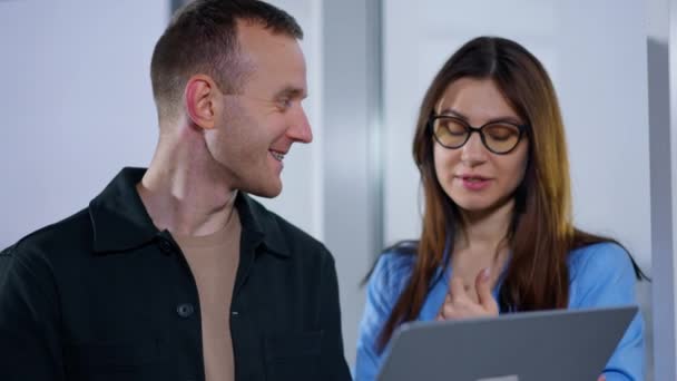 Спілкування Колегами Офісі Чоловіки Жінки Партнери Дивляться Ноутбук Розмовляють Посміхаються — стокове відео