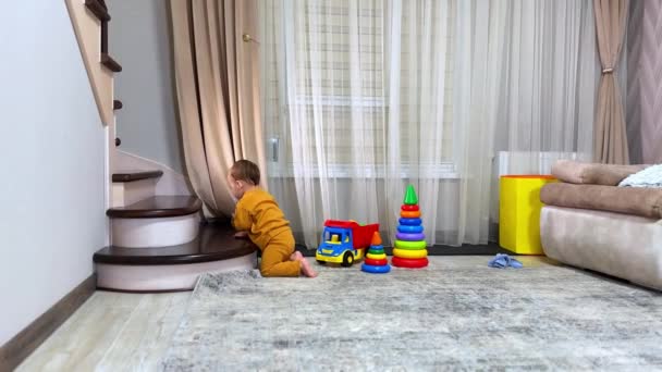 Ενεργό Καυκάσιο Νήπιο Στο Δωμάτιο Μωρό Πιπίλα Στο Στόμα Κινείται — Αρχείο Βίντεο