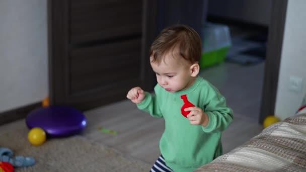 Ett Har Kaukasiska Småbarn Precis Börjat Grabben Med Leksak Handen — Stockvideo