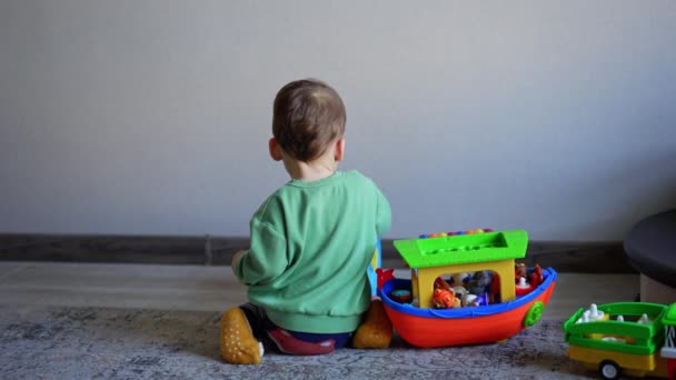 Dítě Sedící Podlaze Zády Kameře Chlapeček Dotkne Hraček Pak Otočí — Stock video