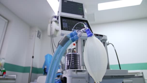現代の外科室で働く現代的な肺換気システム 前景に膨張するAmbuバッグ — ストック動画