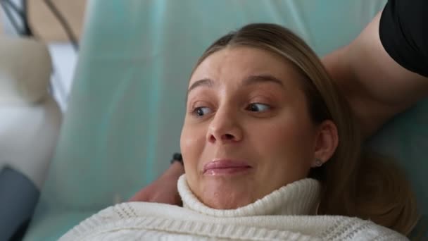 超音波診断で将来の母親の顔を驚かせました 妊娠中の女性は 医師の診察で将来の子供の性別を学んでいます クローズアップ — ストック動画