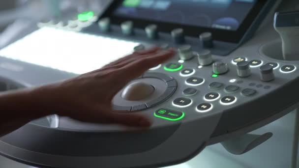 Ženská Lékařská Ruka Stiskne Tlačítka Ovládacím Panelu Ultrazvuku Moderní Vybavení — Stock video