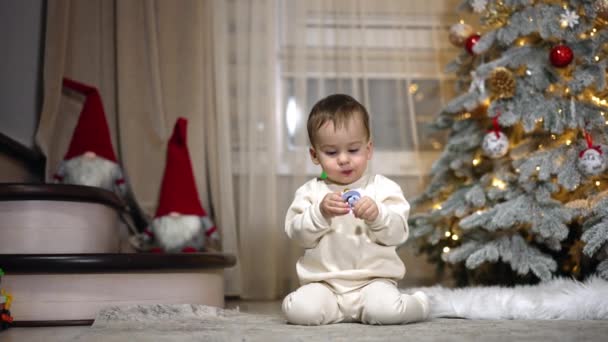 Söta Kaukasiska Barn Sitter Golvet Med Napphållare Munnen Baby Krälar — Stockvideo