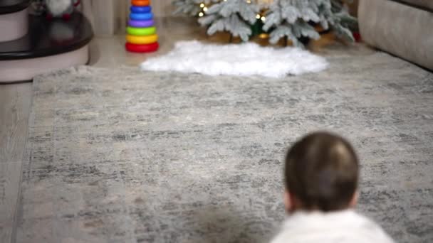 リトル トッドラーが部屋でクロール 愛らしい赤ん坊の少年はクリスマスの装飾と階段に近づきます — ストック動画