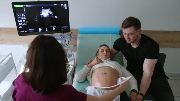 Werdende Eltern Sind Beim Ultraschall Check Krankenhaus Arzt Setzt Modernes — Stockvideo