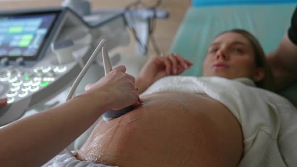 Die Werdende Frau Liegt Auf Der Geburtshilfe Couch Weibliche Hand — Stockvideo