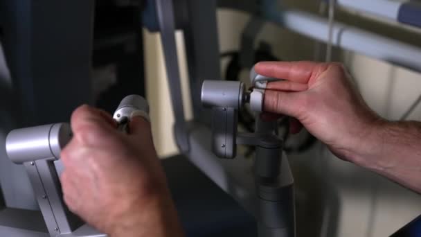 人类外科医生操纵机器人外科手术系统 医生把把手移向不同的方向 靠近点 — 图库视频影像