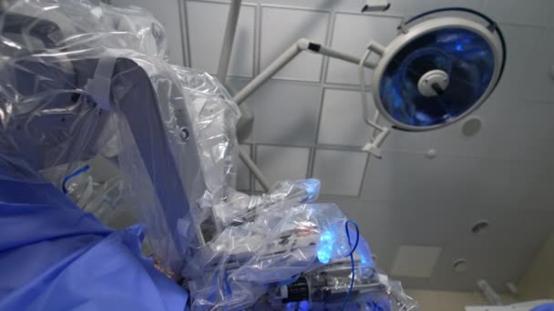 患者を操作する未来ロボット プラスチックでコーティングされた高精度な機器がゆっくりと動きます ローアングルビュー — ストック動画