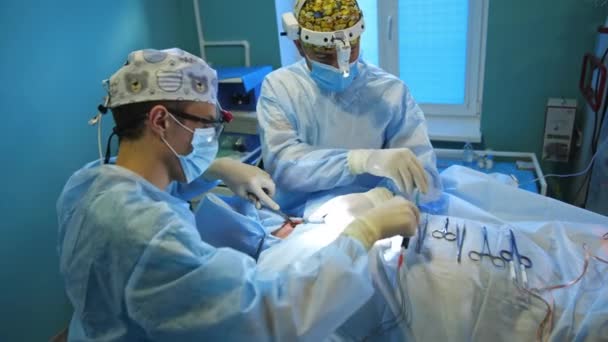 Cirurgia Tireóide Hospital Moderno Conduzida Por Cirurgiões Cooperantes Enfermeira Coloca — Vídeo de Stock