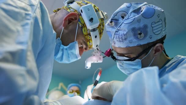 Kollaborative Kaukasische Ärzte Die Chirurgische Werkzeuge Bei Operationen Einsetzen Konzentrierte — Stockvideo