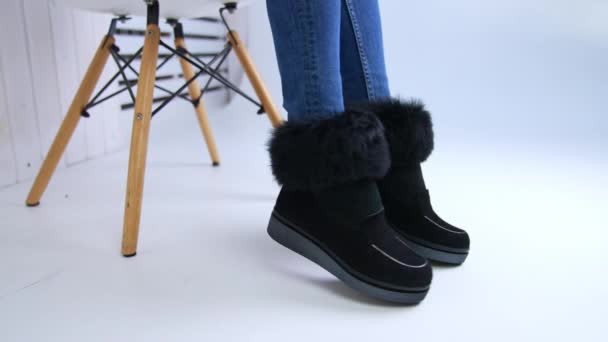 Ciepłe Wygodne Niskie Zamszowe Czarne Buty Futerkiem Wierzchu Modelka Dżinsach — Wideo stockowe