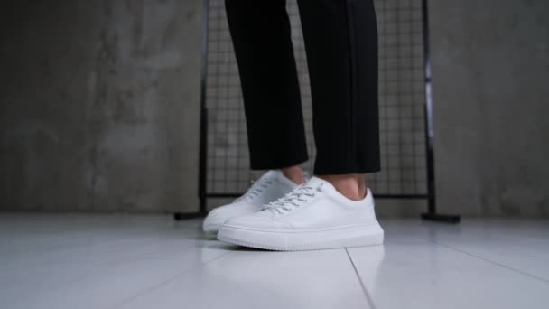 Süslü Kar Beyazı Spor Ayakkabıları Bir Mankenin Bağcıkları Siyah Pantolon — Stok video
