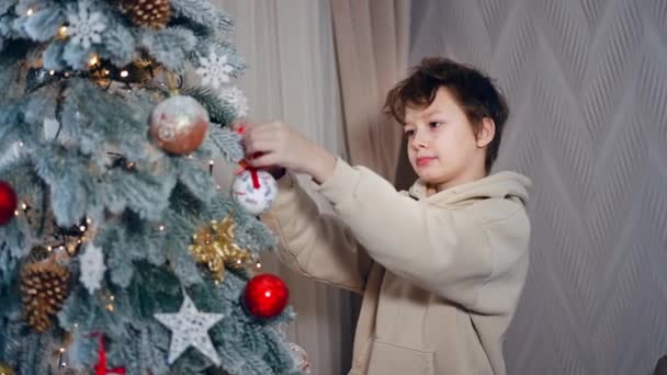 Sötét Hajú Fehér Fiú Díszíti Karácsonyfát Tinédzser Fel Akarja Akasztani — Stock videók
