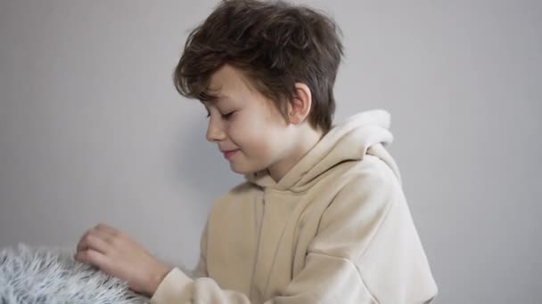 Biały Nastolatek Trzymający Miękką Puszystą Poduszkę Rękach Ciemnowłosy Chłopiec Spoczywa — Wideo stockowe