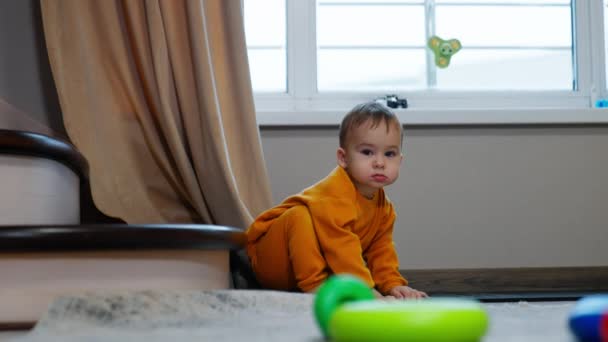 Calma Pequeño Bebé Sentado Quieto Mirando Con Atención Cámara Niño — Vídeo de stock