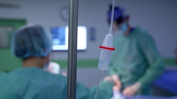 静脉注射滴注计数器关闭 手术室制服工作服中的药学背景模糊 — 图库视频影像