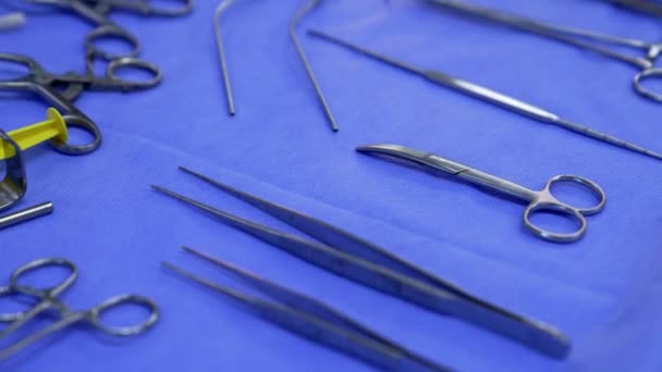 Mångfald Metallverktyg Förberedda För Neurokirurgisk Operation Instrument Bordet Täckta Med — Stockvideo