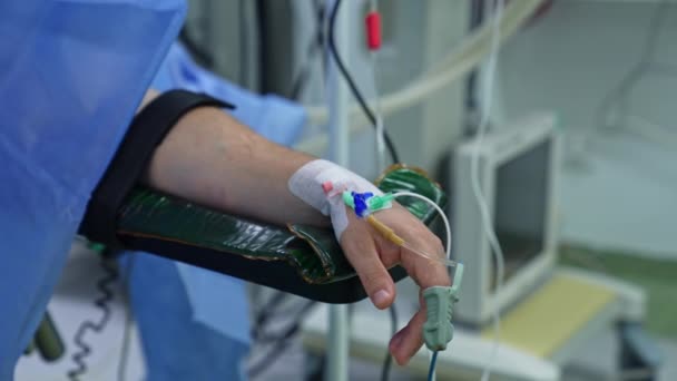 Рука Пацієнта Чоловічої Статі Підключеним Датчиком Трубками Людина Під Хірургією — стокове відео