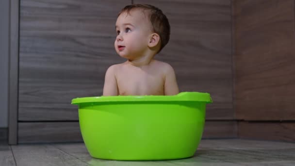 Pequeño Niño Adorable Sienta Lavabo Desnudo Bebé Parece Sorprendido Tiempo — Vídeos de Stock