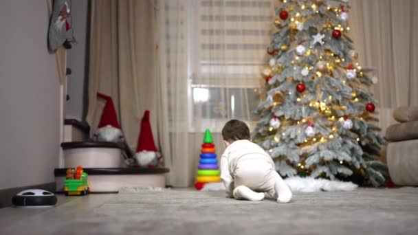 Ακολουθώντας Μικρό Παιδί Γρήγορα Σέρνεται Στο Πάτωμα Μωρό Πιπίλα Στο — Αρχείο Βίντεο