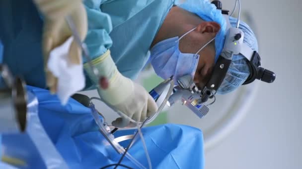 垂直スクリーン 鼻腔手術を行う革新的な機器を使用して医師 ラテックス手袋の看護師の手は器具をきれいにする — ストック動画