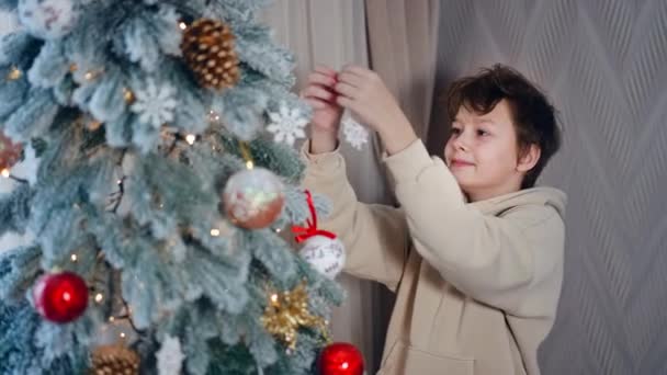 Beau Adolescent Prend Flocon Neige Jouet Arbre Noël Gamin Regarde — Video