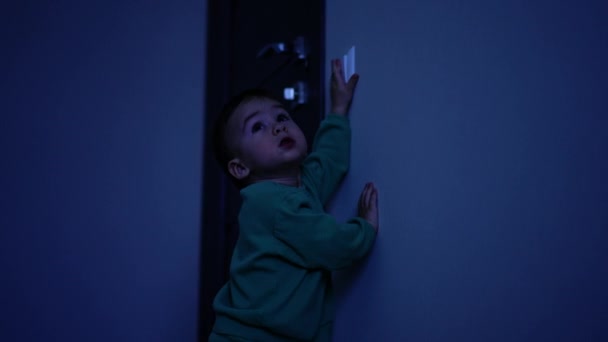 Meraklı Çocuk Işık Düğmesine Ulaştı Çok Tatlı Bir Çocuk Odanın — Stok video