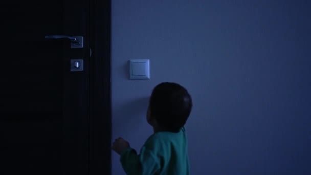 Kleine Jongen Komt Naar Lichtschakelaar Donkere Kamer Mooie Peuter Doet — Stockvideo