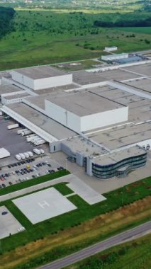 Endüstriyel kompleksin geniş bölgesi. Yeşil doğal çevrede modern üretim. Doğa arasındaki devasa fabrikanın panoramik görüntüsü. Hava görüntüsü. Dikey video