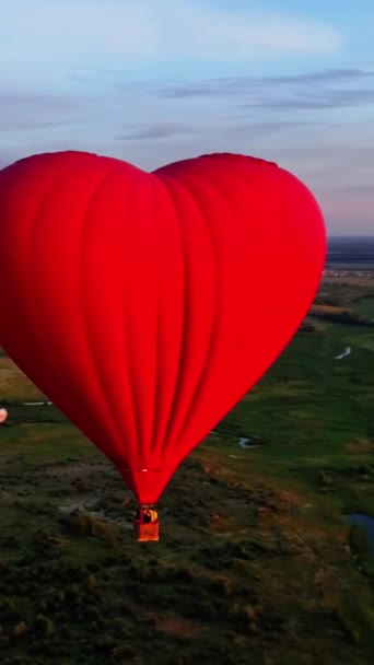 Aerostat Formie Słuchu Powietrzu Czerwony Balon Lata Nad Zielonymi Łąkami — Wideo stockowe
