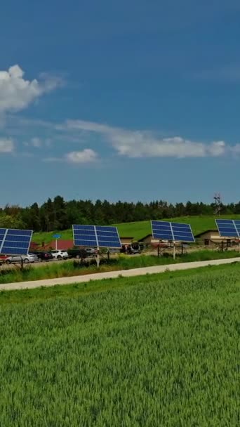 Slunečné Baterie Zeleném Poli Solární Panely Podél Silnice Venkově Obnovitelný — Stock video