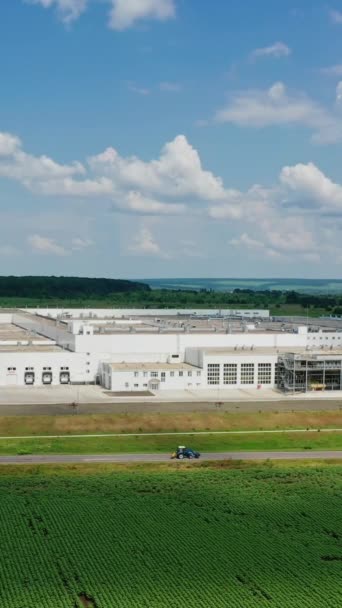 Modern Industrieel Complex Groen Veld Groot Productiegebied Buurt Van Weg — Stockvideo