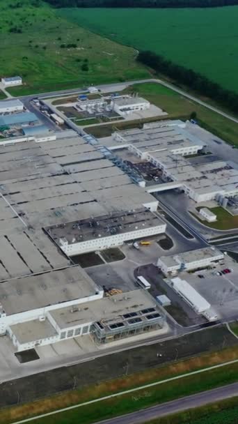 Průmyslový Komplex Pohled Shora Střechy Výrobních Budov Velká Továrna Zeleném — Stock video