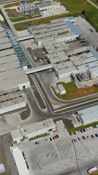 近代的な生産工場 現場の製造エリアの上からの眺め 新しい大型産業複合体の外観 トップ空中ビュー バーティカルビデオ — ストック動画