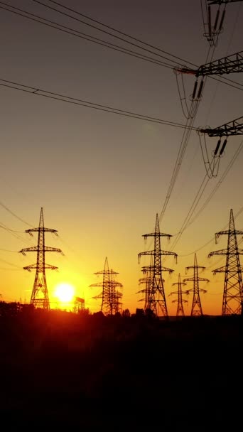 Torres Transmisión Atardecer Naranja Pilones Electricidad Moviéndose Través Pilón Eléctrico — Vídeo de stock