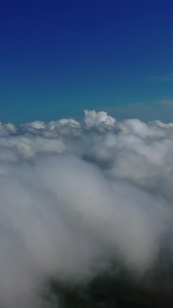 Bílé Mraky Pod Modrou Oblohou Ohromující Záběry Oblohy Cestování Oblačné — Stock video