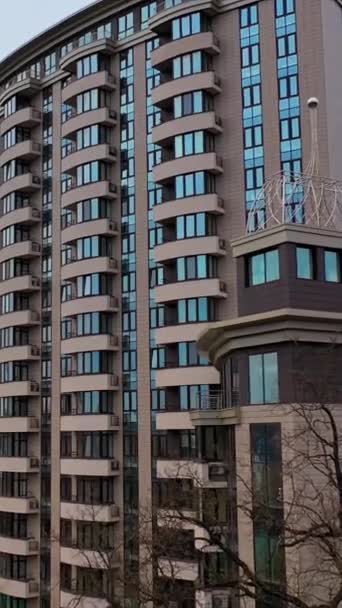 Egy Többszintes Épület Városban Odakint Gyönyörű Modern Toronyház Lakások Kamera — Stock videók