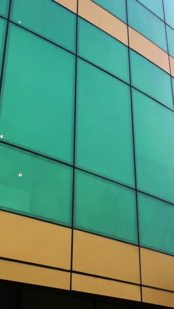 Camdan Pencereleri Olan Yeşil Sarı Bir Mimarinin Modern Tasarımı Güneşli — Stok video