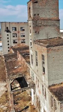 Askeri eylemlerden sonra terk edilmiş bir çok binayla ıssız bir yerde uçmak. Dışarısı bomboş, harabe bir şehir. Hava görünümü Dikey video