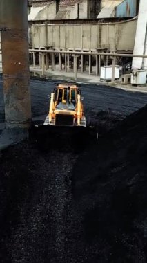 Sürüngen buldozer kömürü sınıflandırır. Endüstri. Hava görüntüsü. Dikey video