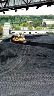 Bir enerji santralinin hava manzaralı kömür yığını. Çıkarma endüstrisi, antrasit. Dikey video