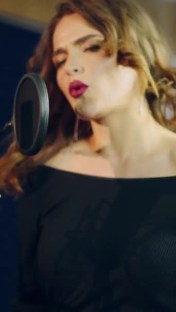 Retrato Una Mujer Feliz Vestida Negro Cantando Micrófono Moderno Estudio — Vídeo de stock